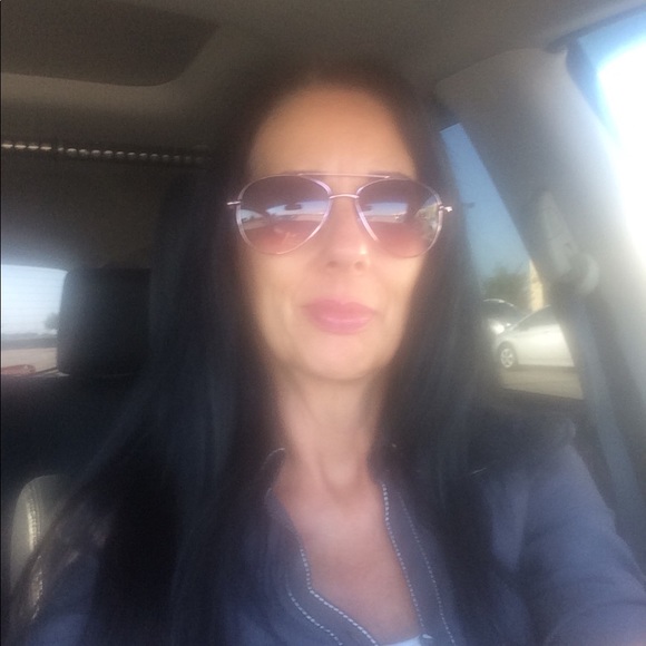 Meet your Posher, Liz - Picture 1 of 1